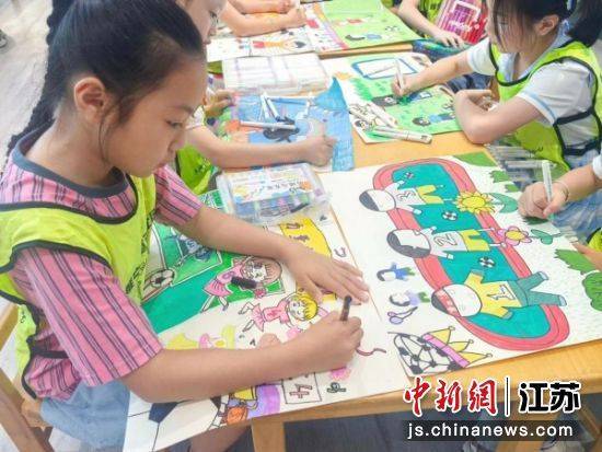 睢宁：童心绘“苏超” 为赛事添彩