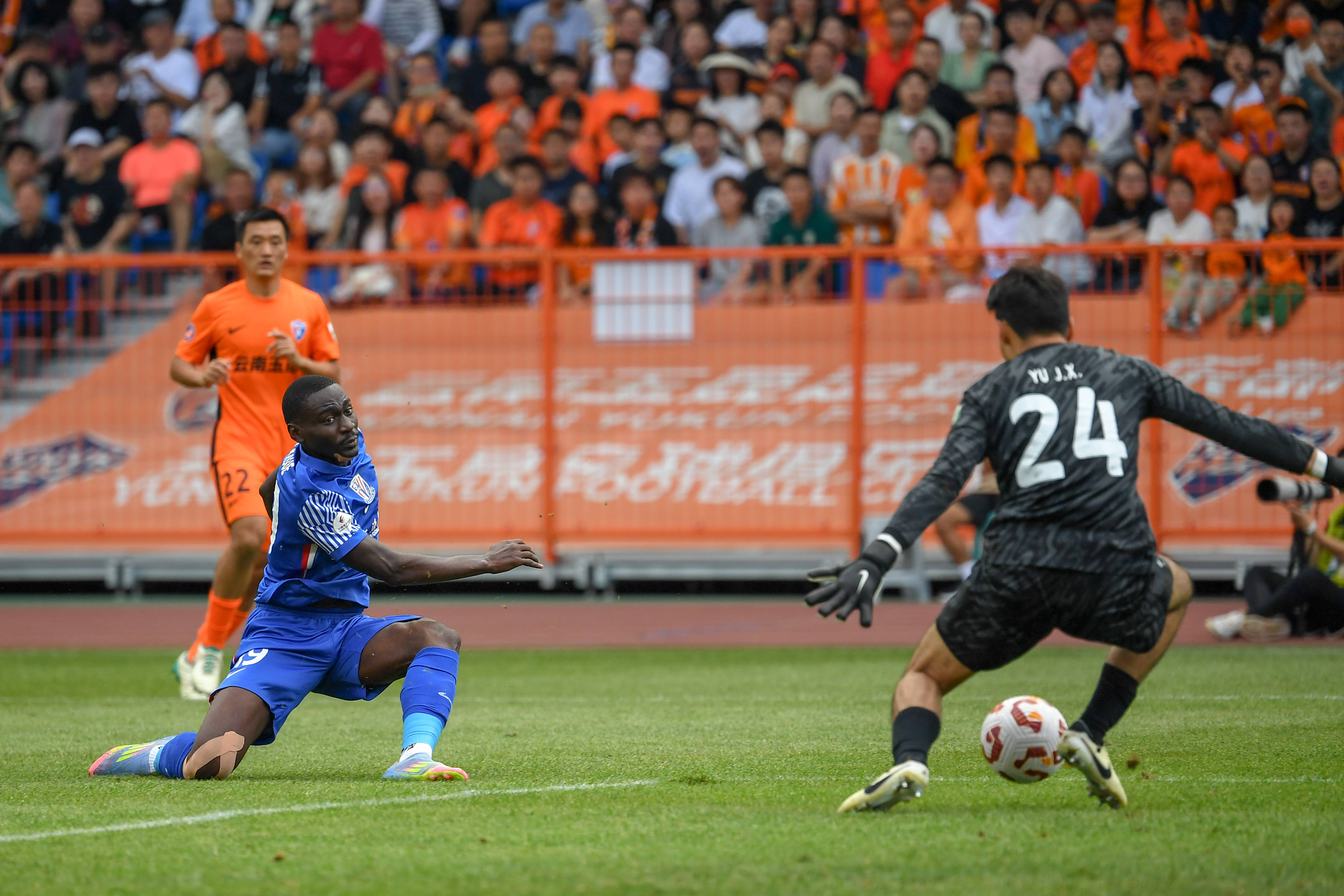 （体育）足球——中超：云南玉昆平上海申花