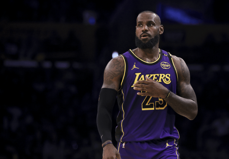 无视詹姆斯续约！湖人队内讧曝光！名记确认，退役巡演泡汤了